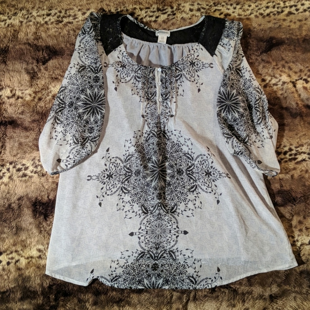 Three-quarter length sleeve maternity top